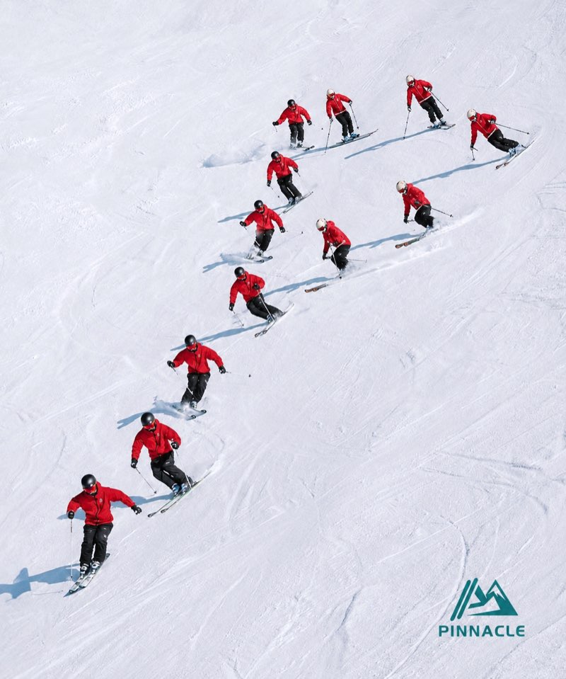 Pinnacle Snowsports 中文滑雪教練團隊在日本二世谷雪場編隊轉彎示範滑行